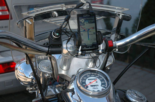 Uchwyt na telefon w motorze