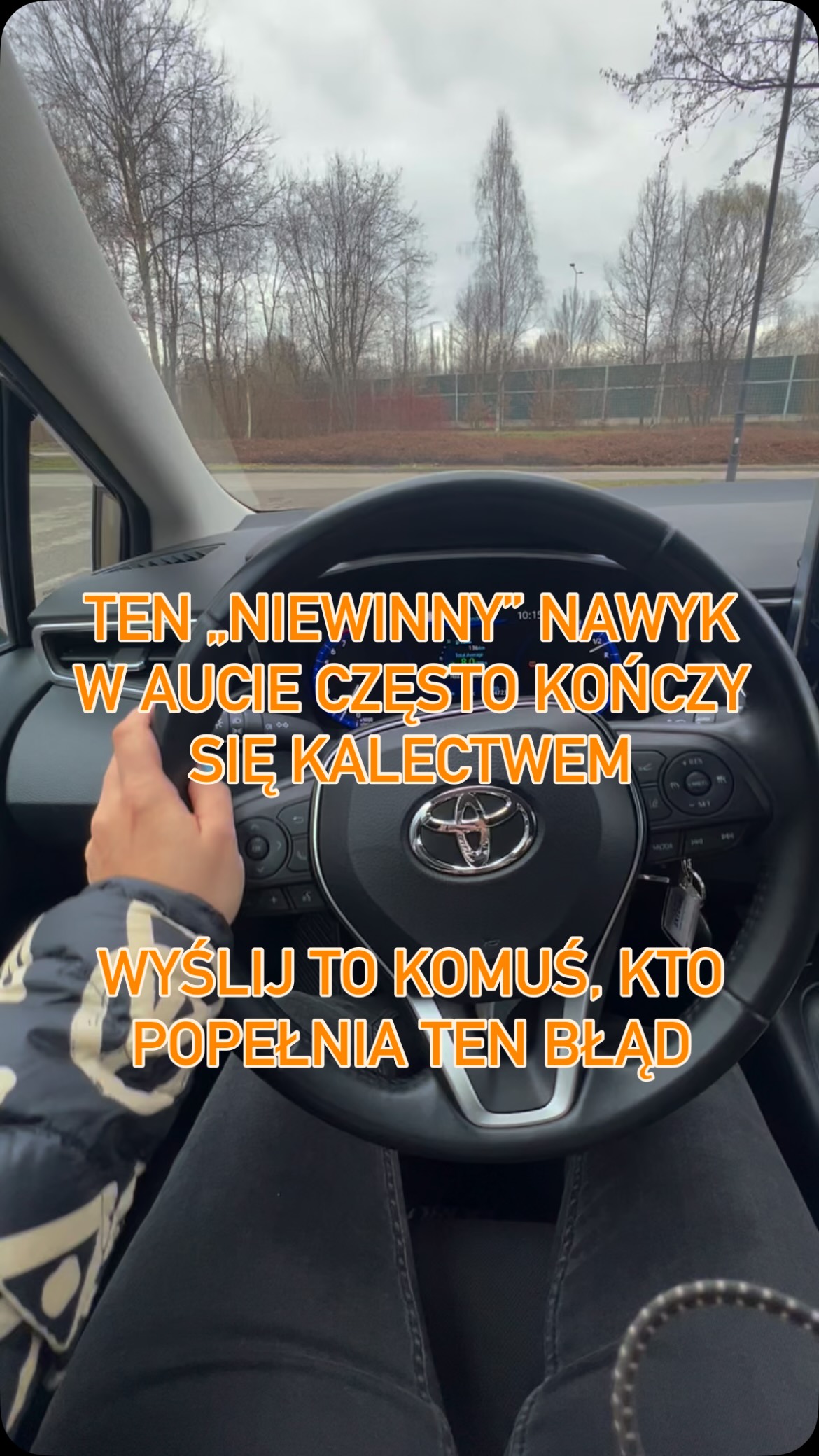 Myślisz, że to tylko „wygodna pozycja” w aucie?

W rzeczywistości to jeden z najczęstszych powodów poważnych urazów u pasażerów.

Efekt? Złamania, operacje i długie miesiące wracania do sprawności.

to nie są rzadkie przypadki - ratownicy medyczni widzą to nagminnie.

Jedna zasada, która naprawdę robi różnicę: nogi zawsze na podłodze.

Wyślij to komuś, kto tak jeździ - serio, to może go kiedyś ochronić #naviexpert_podroze #bezpieczenstwo