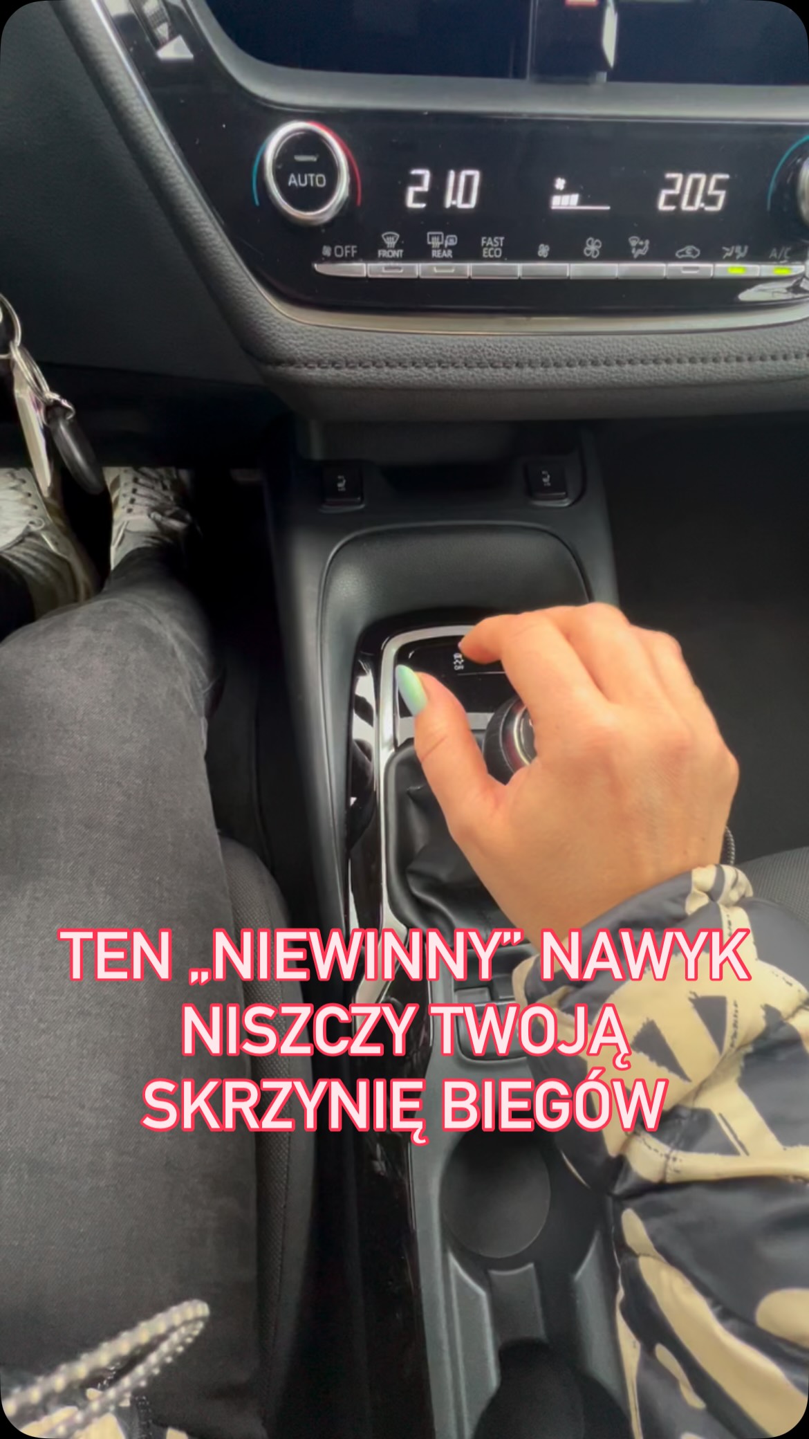 Ręka na lewarku = stały nacisk na elementy w skrzyni biegów= szybsze niszczenie skrzyni biegów!

Efekt nie pojawia się od razu…
ale z czasem prowadzi do zużycia i problemów ze zmianą biegów.

Do tego dochodzi bezpieczeństwo - jedna ręka na kierownicy to mniejsza kontrola nad autem.

Znasz kogoś, kto tak jeździ? Podeślij mu 👇 #naviexpert #naviexpert_podroze #naviexperttipy