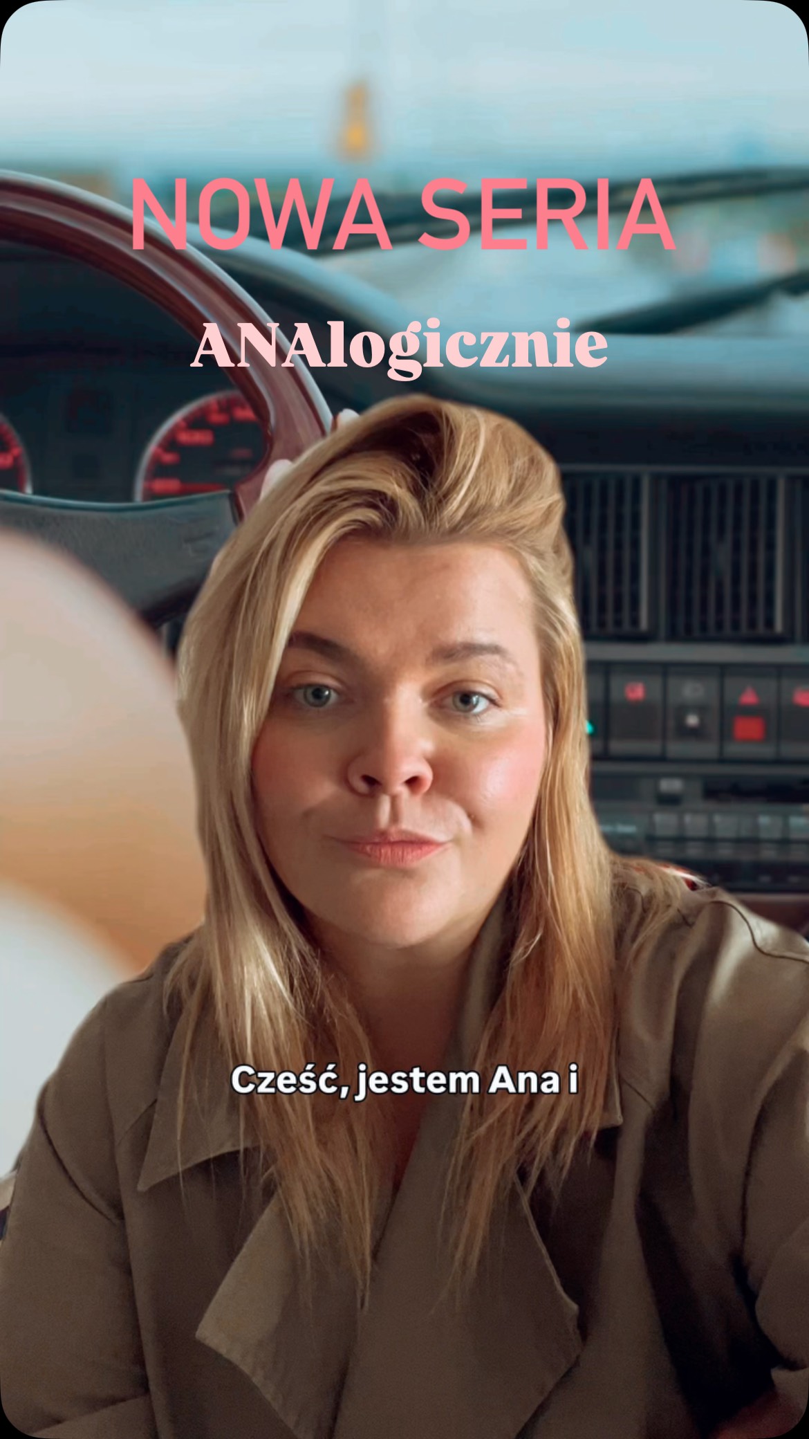 🚗Ruszamy z nową serią NaviExpert: „Analogicznie”! 
To miejsce, gdzie w prosty sposób podajemy rzeczy, które naprawdę przydają się w codziennej jeździe — bez komplikowania i bez niepotrzebnych teorii.

Jeśli dopiero zaczynasz swoją przygodę z autem albo masz prawo jazdy od niedawna, znajdziesz tu wskazówki, które ułatwią Ci życie na drodze.
A jeśli jeździsz już od lat — mamy nadzieję, że przygotujemy dla Was też takie informacje, które zwyczajnie Was zainteresują.

Pomysł na tę serię wyrósł z mojego kilkunastoletniego doświadczenia w branży motoryzacyjnej — i w końcu mogę podać tę wiedzę tak, jak sama chciałabym ją kiedyś dostać: jasno, krótko i praktycznie.

👉 Obserwujcie NaviExpert, bo w rolkach znajdziecie jeszcze więcej rzeczy, o których warto wiedzieć przed każdą trasą — podanych w prostej i przystępnej formie.

#naviexpert_podroze #NaviExpert #Analogicznie #nawigacjagps #nawigacja #DlaKierowców #Motoporady #PodróżniczeTipy #KierowcaNaStart